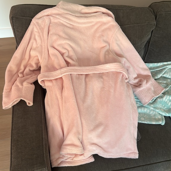 Pink fuzzy robe - Picture 3 of 3